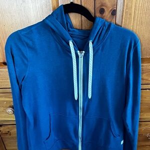 Vuori Halo Perfromance Hoodie in Cosmo, Size Medium